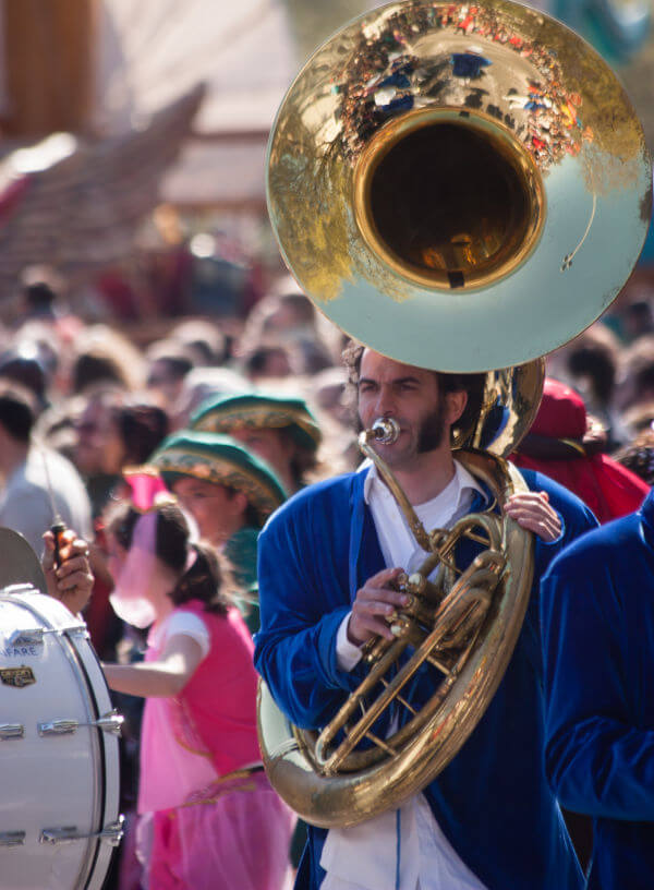 carnaval et personnes costumées