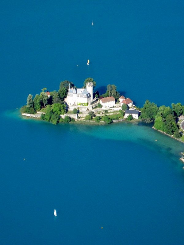 James bond fait du parapente à Annecy
