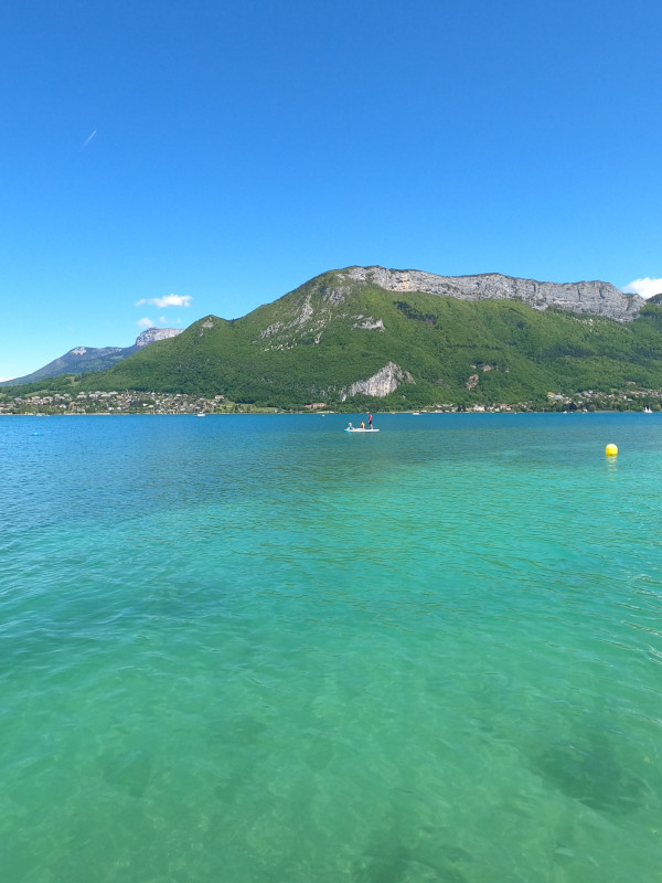 Pourquoi l’eau du lac d’Annecy est-elle bleue ?