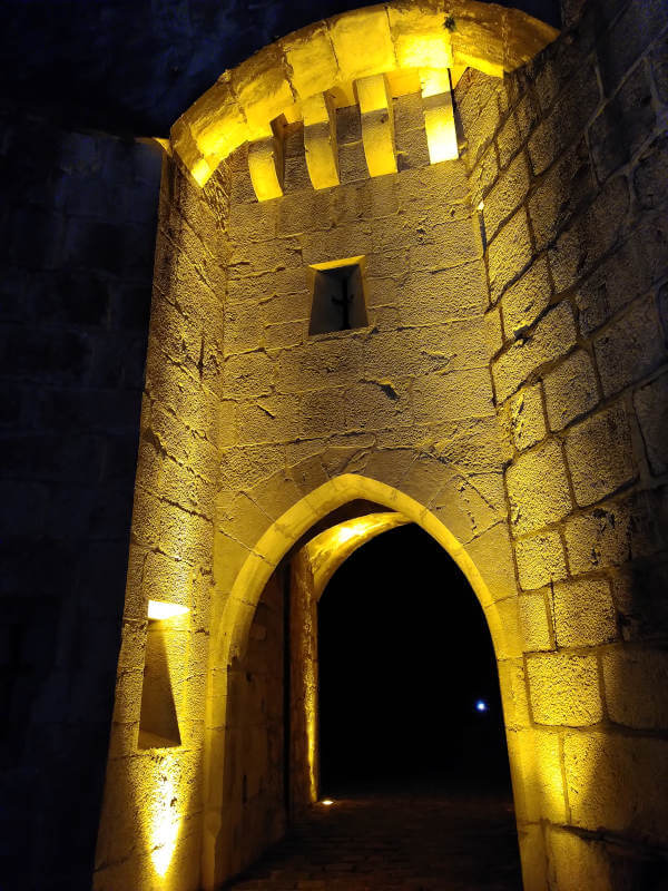 porte du château de Menthon la nuit