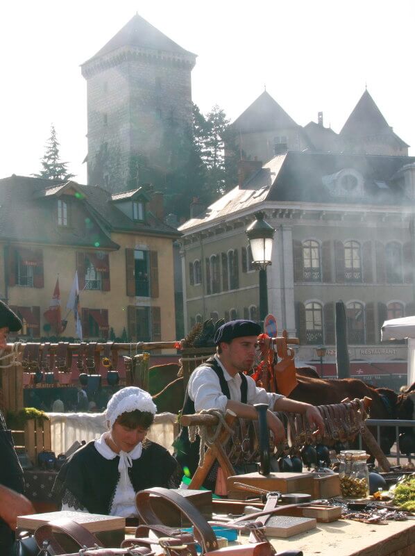 Stand d'artisanat traditionnel durant la descente des Alpages