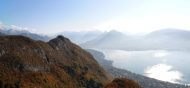 Depuis les montagnes, le lac d'Annecy