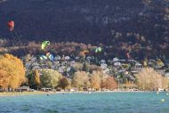 kitesurfeurs au lac d'Annecy