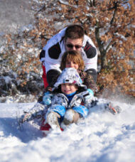 des enfants qui s'amusent en luge