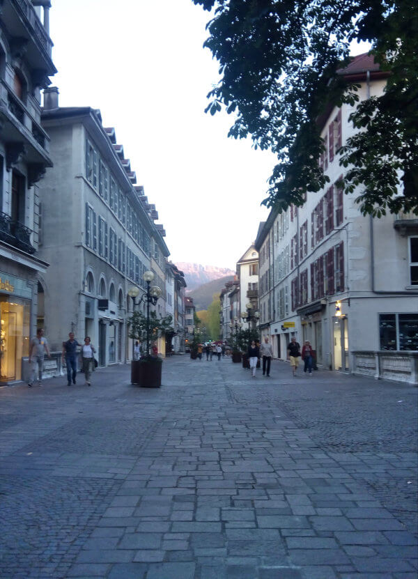 vue de la rue royale en direction de la rue du Pâquier