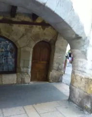 Porte penchée en vieille ville
