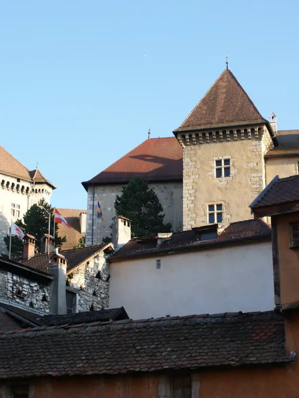 annecy : toits et château