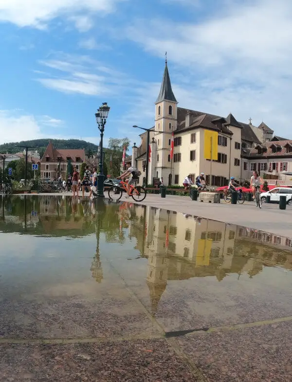 reflets sur la ville d'Annecy
