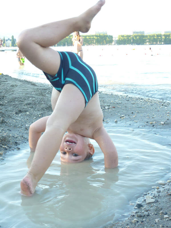 enfant heureux sur la plage d'Annecy