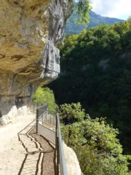 sentier d’accès à la cascade d'Angon