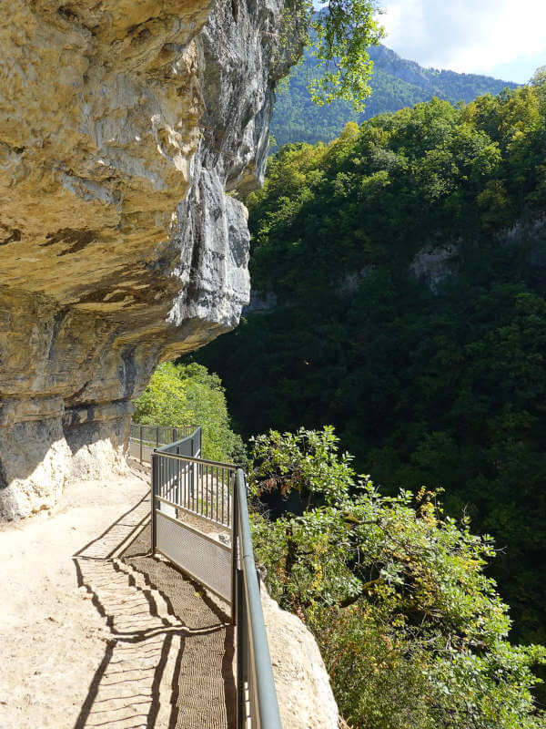 sentier d’accès à la cascade d'Angon