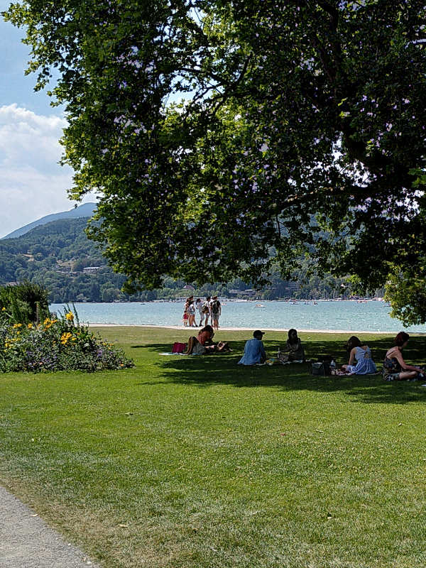 un après midi de détente au bord du lac d'Annecy