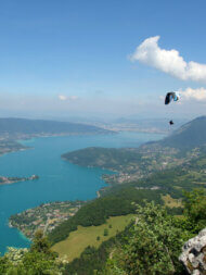 Parapente au dessus du lac