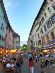 Rue du Pâquier un soir d'été