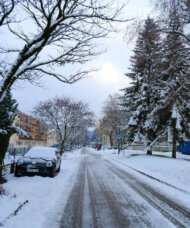 voiture sous la neige et route mal déneigée