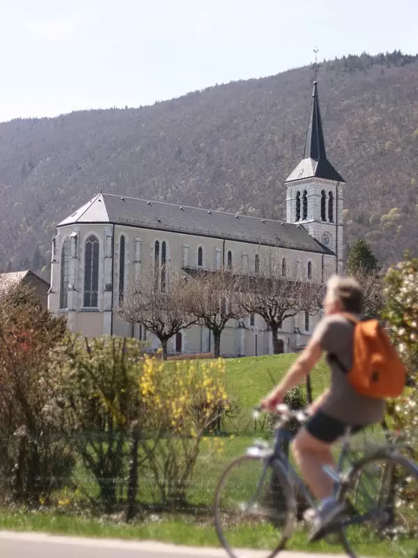 L'église de Sevrier depuis la piste cyclable