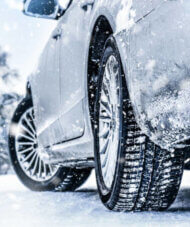 roue de voiture et neige