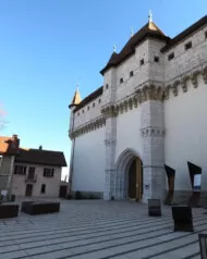 Parvis du château d'Annecy