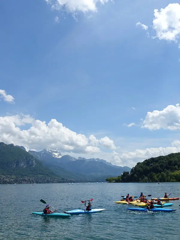 Groupe de kayakiste au lac d'Annecy