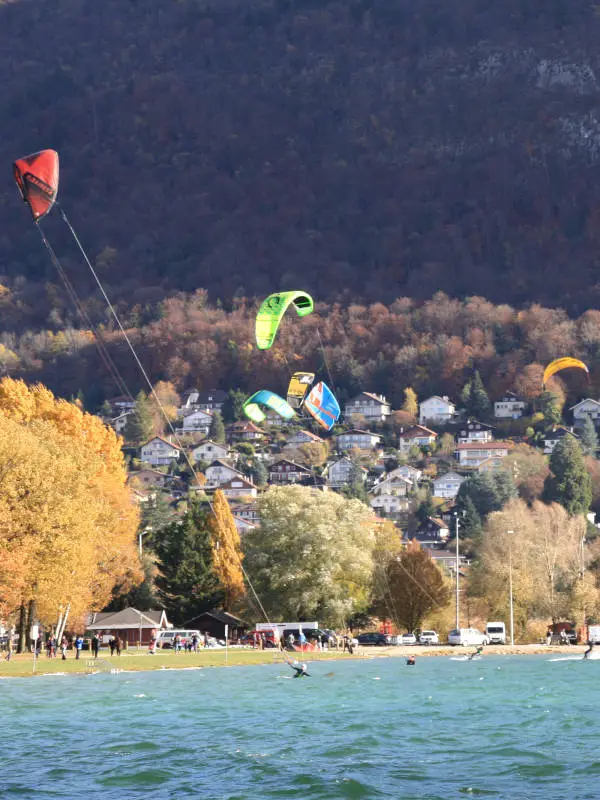 kitesurfeurs au lac d'Annecy