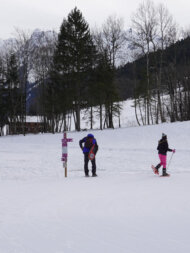 Randonneurs en raquettes à neige