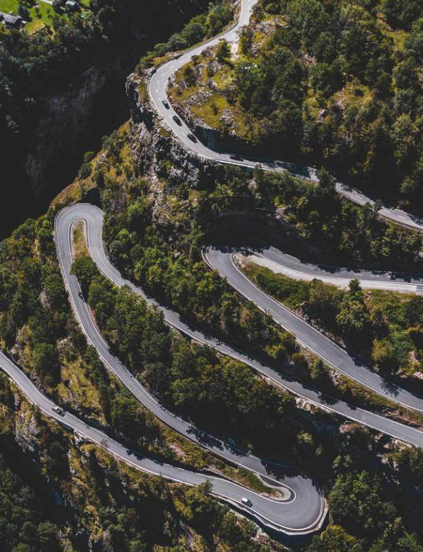 Sur la route des lacs : ce qu’il faut prévoir pour un road trip moto au départ d’Annecy