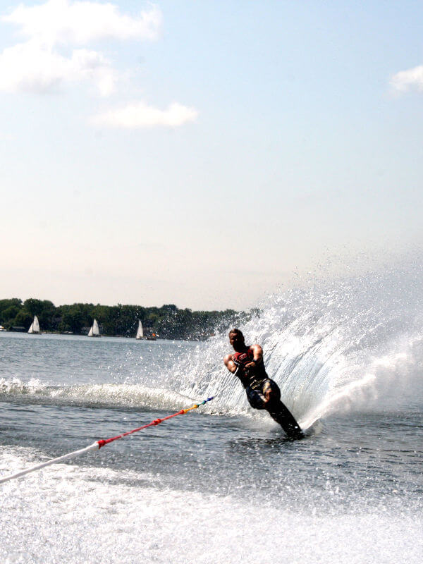 Ski nautique sur le lac d’Annecy