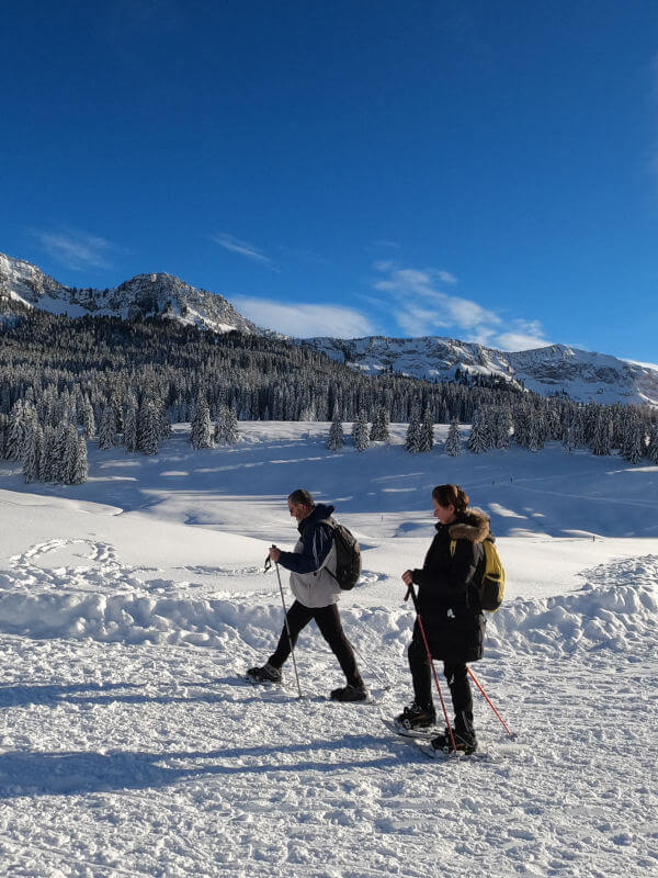 raquettes sur piste dédié aux Glières