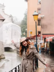 femme heureuse sous la pluie à Annecy