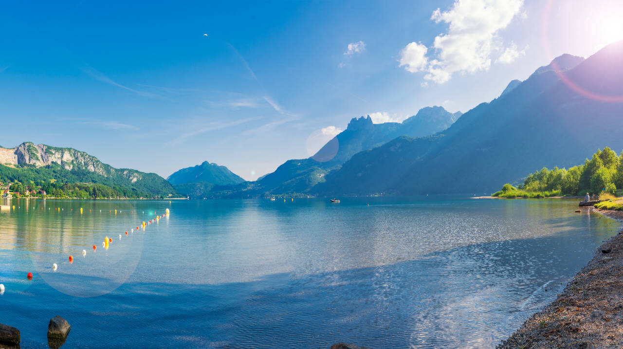 Panorama du lac d'Annecy depuis la plage d'Angon