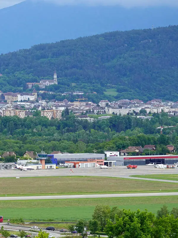 aéroport d'Annecy avec la ville