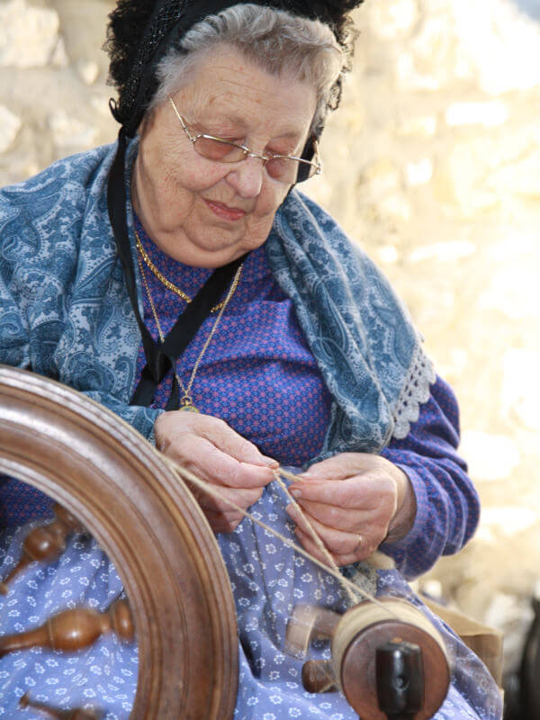 L'artisanat savoyard filage laine Femme tissant de la laine