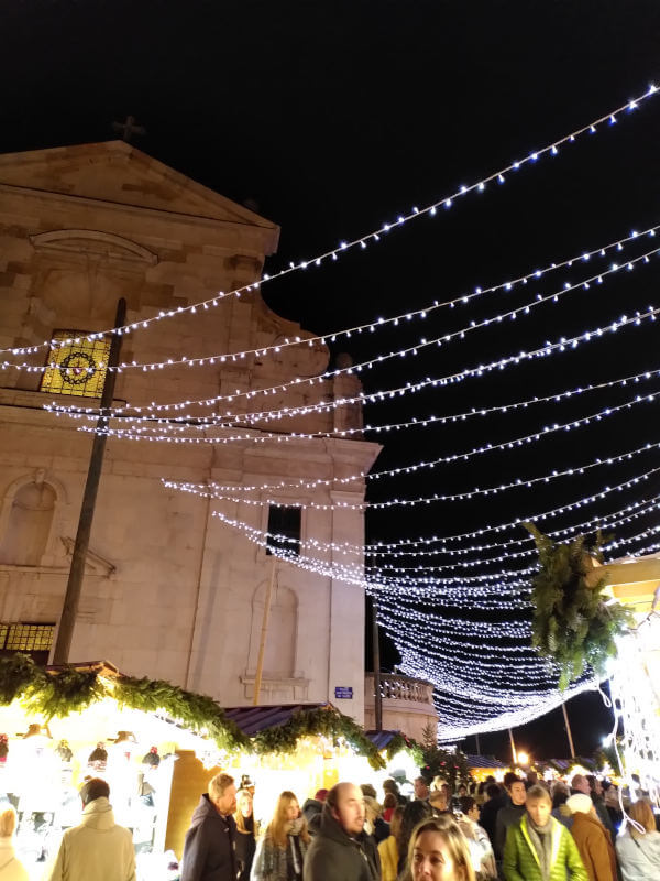 église illuminée au Marché de noël Annecy