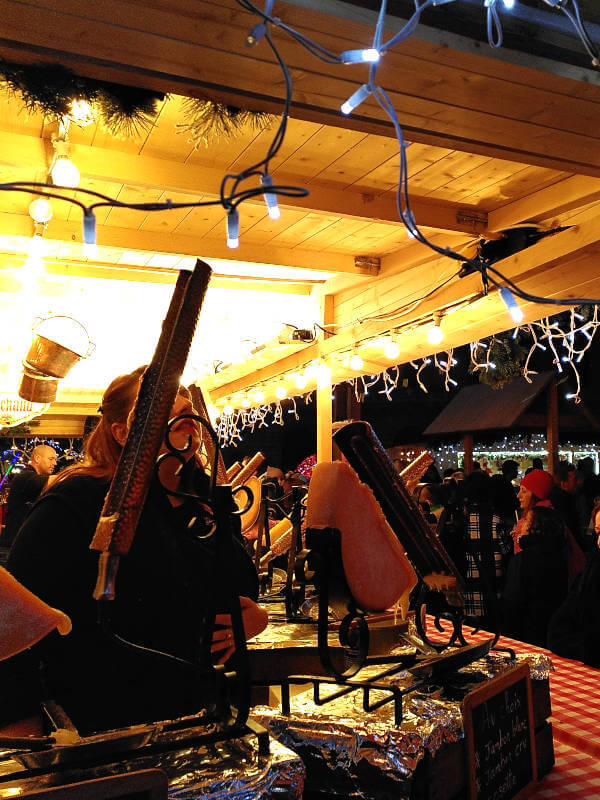 Marché de noël Annecy, commerçant et raclette