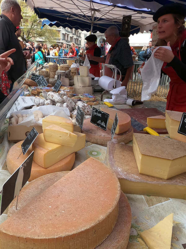 étal de fromages durant la descente des alpages