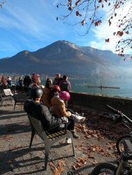 famille qui se repose après une balade en vélo à Annecy