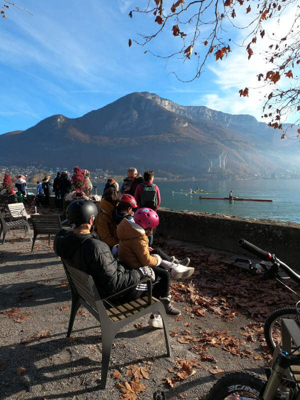 famille qui se repose après une balade en vélo à Annecy