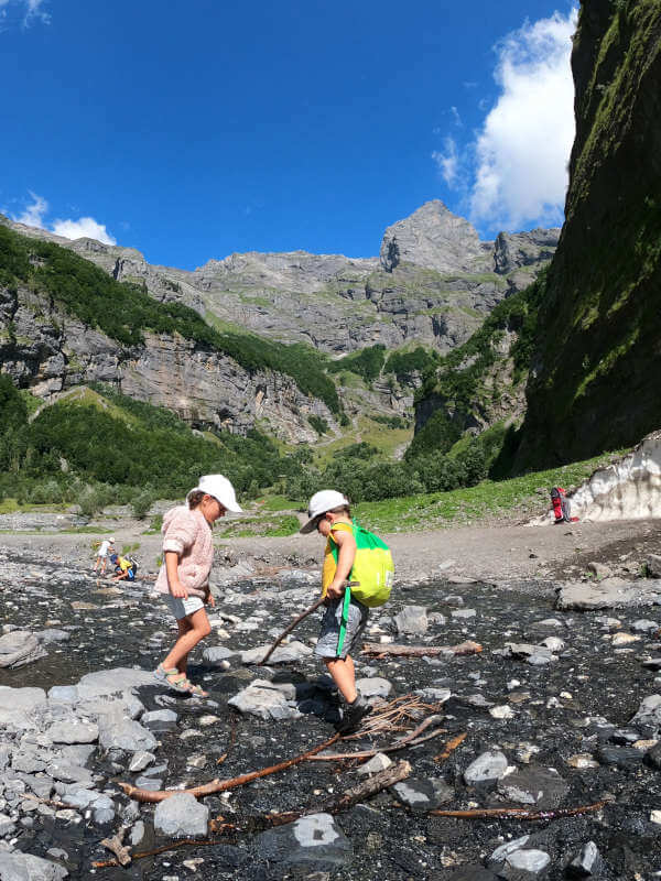 jeux dans un ruisseau des Alpes