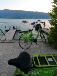 vélos de location face au lac