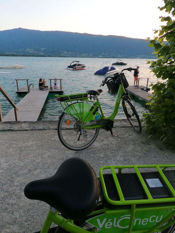 vélos de location face au lac