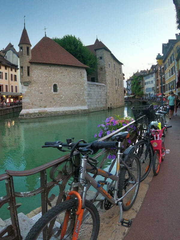 vélos stationnés en ville d'Annecy