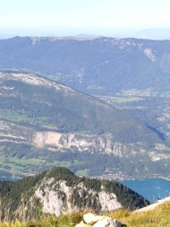 carrière de Bredannaz depuis l'autre côté du lac