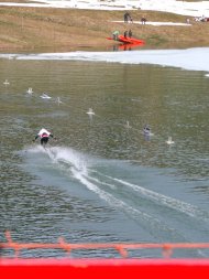 Skieur sur le lac des Confins à La Clusaz