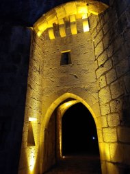 porte du château de Menthon la nuit