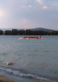 dragon boat devant la plage d'Albigny