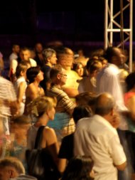 Foule devant un spectacle à Annecy